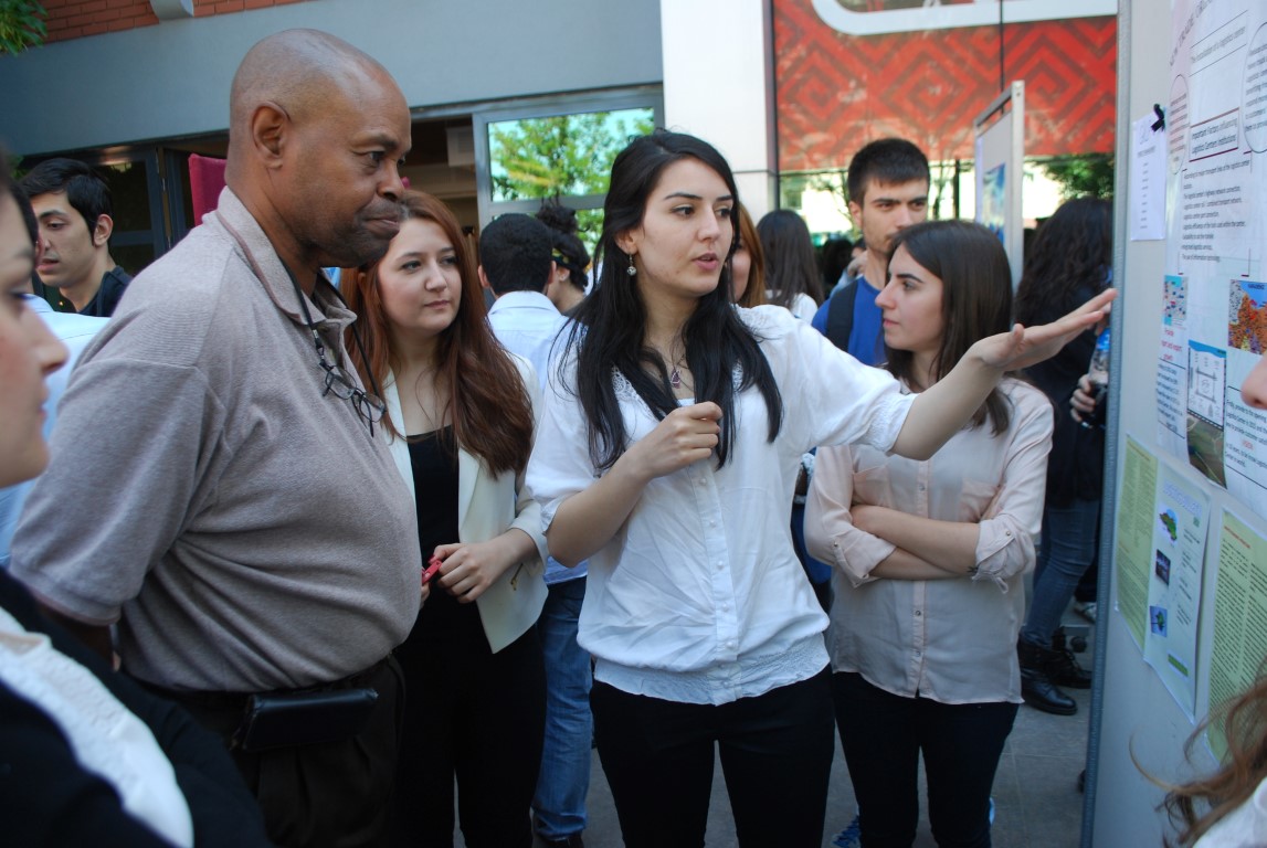Beykoz Loji̇sti̇k Meslek Yüksekokulu Öğrenci̇leri̇ni̇n Projeleri̇  “Proje Pazari”nda Sergilendi