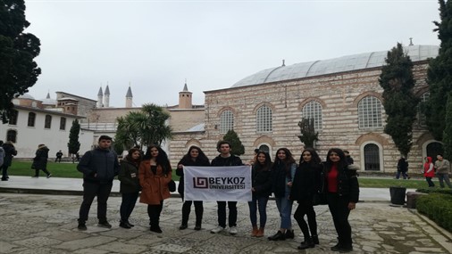 Tarih Kulübü Öğrencileri, İlk Etkinliğinde İstanbul'un Ünlü Tarihi Mekanlarını Ziyaret Etti
